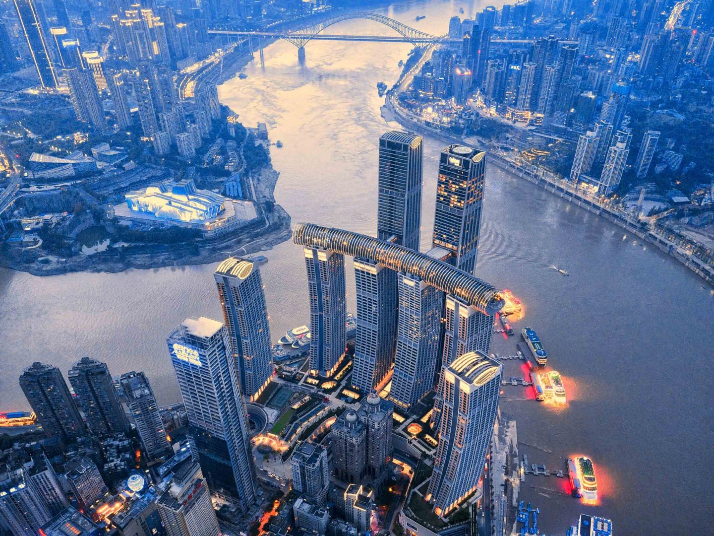 重庆网红新地标雄踞两江交汇处是吃喝玩乐购的度假航母