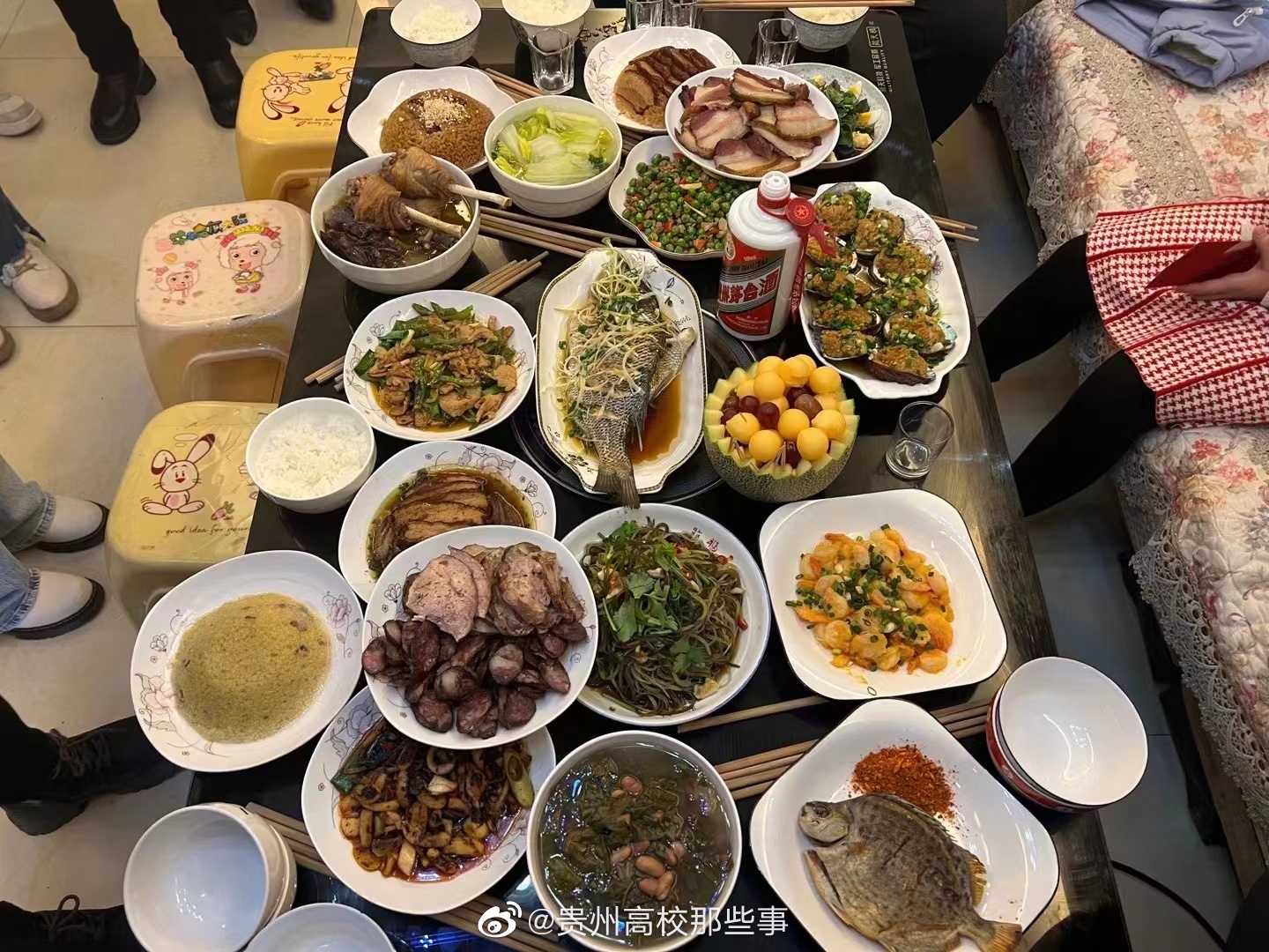 除夕夜,朋友圈里大家都在晒自家的年夜饭! 祝大家新年快乐!__财经头条