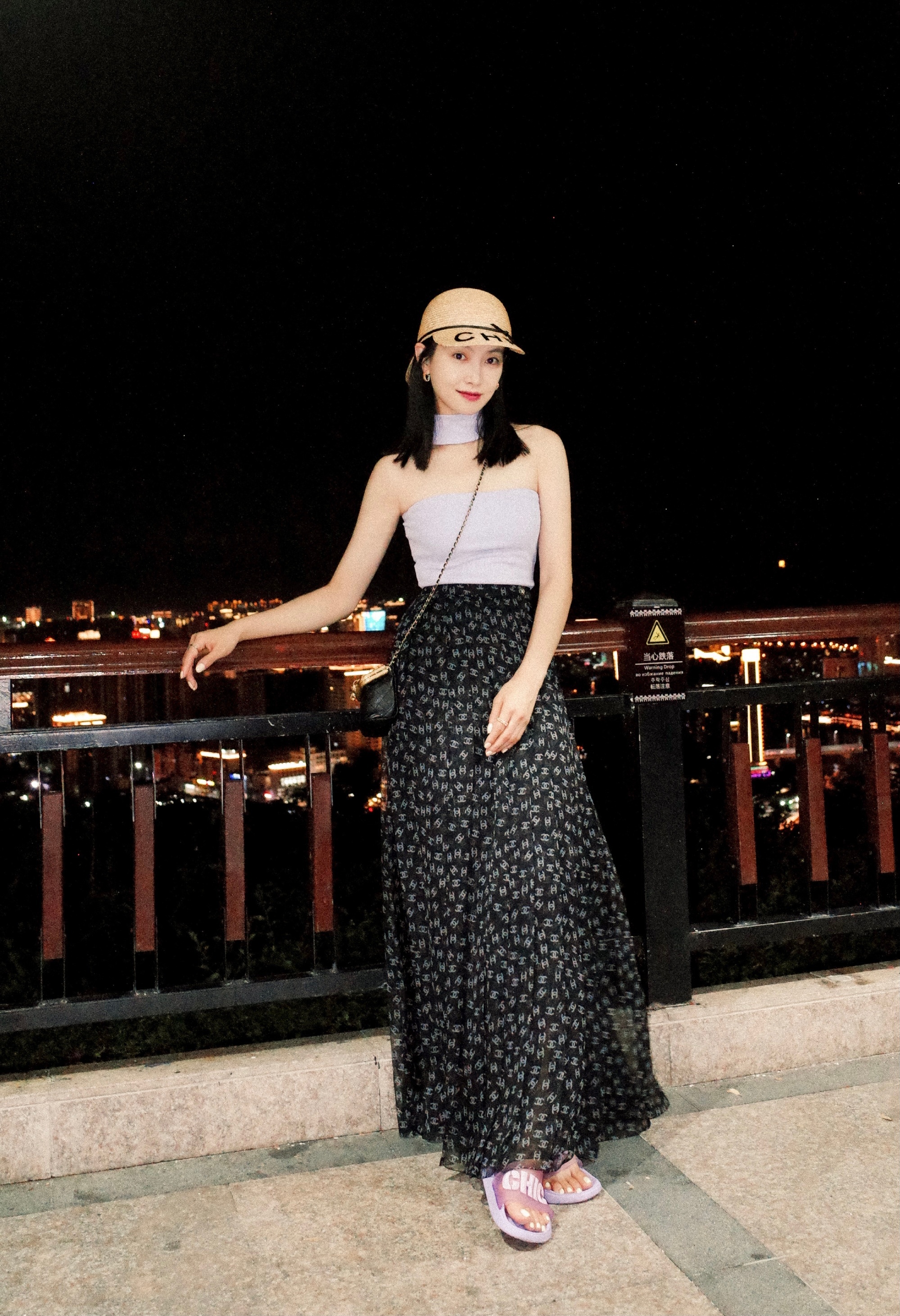 身穿薰衣草紫色抹胸搭配黑色纱裙