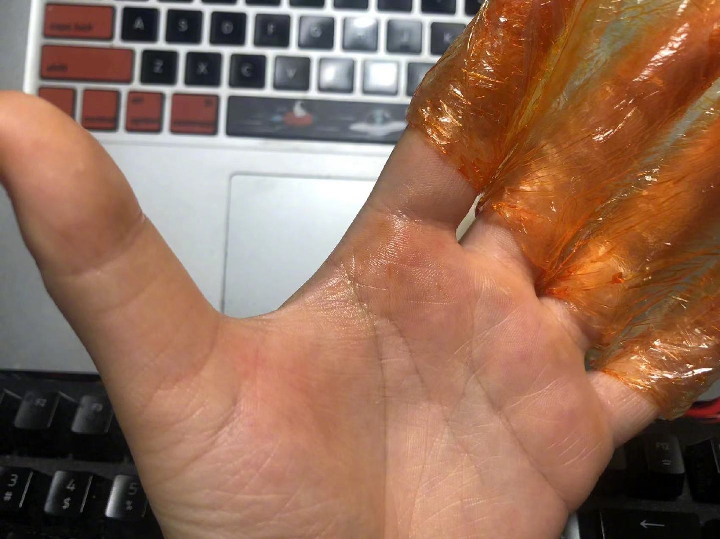 为啥我戴了一次性手套还是吃得满手油啊