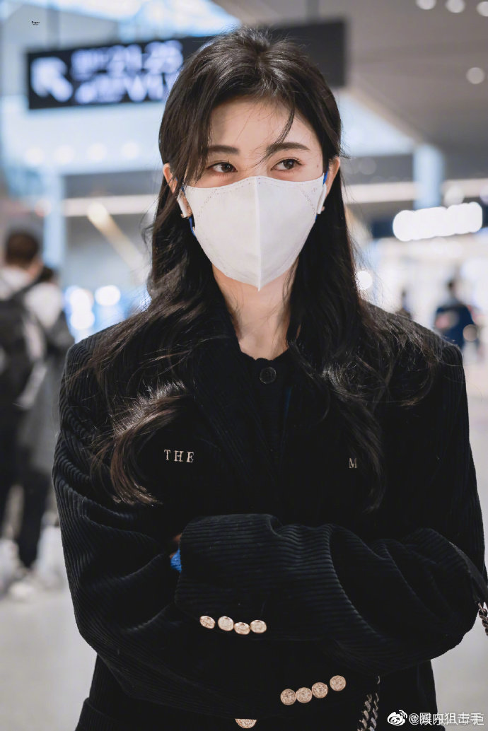 路人镜头下的鞠婧祎戴着口罩也是美美的