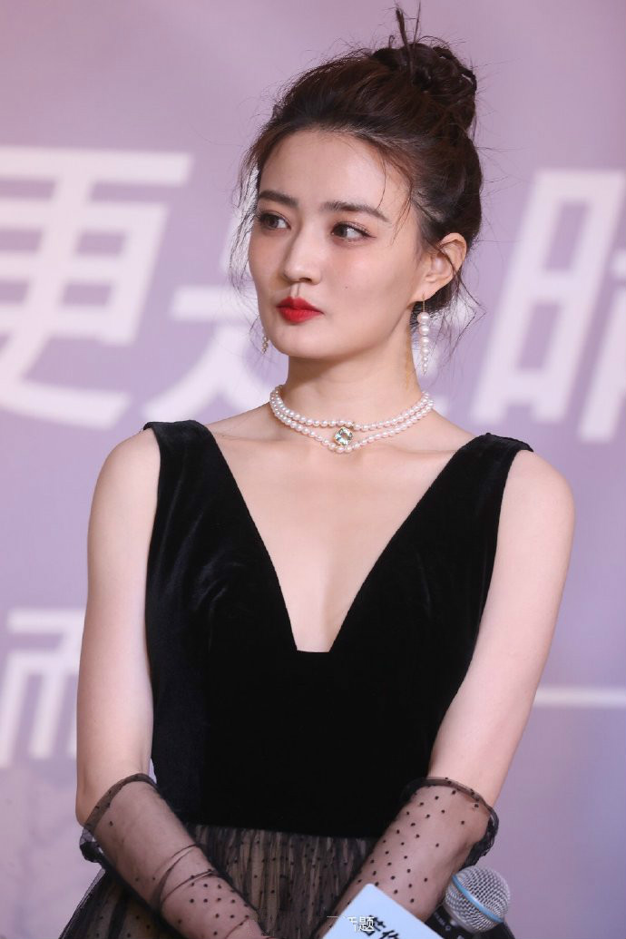 徐璐新戏发布会穿波点裙甜美身材骨感张翰半个胳膊就能揽住腰