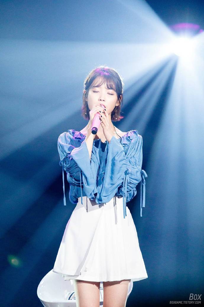 iu李知恩演唱会现场照