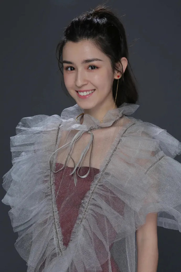 哈妮克孜未精修的生图,脸部紧致饱满,五官精致立体……__财经头条