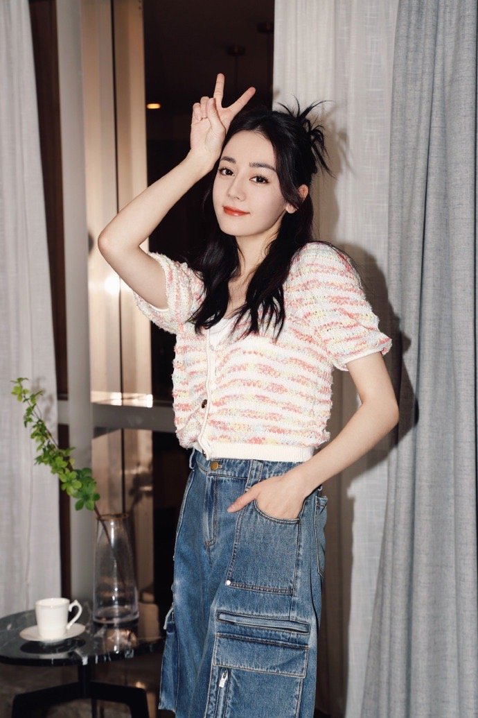 迪丽热巴居家大片挑战来啦!慵懒随性又可爱的热巴谁能不爱呢!