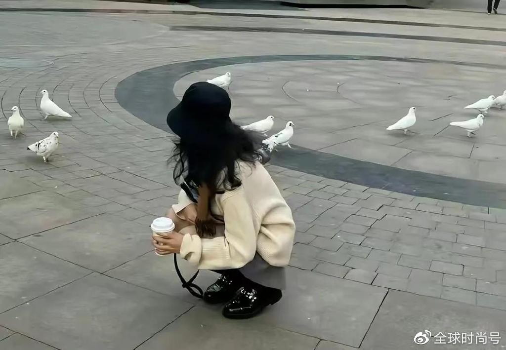 蹲在地上背影看起来特别洋气,看来王诗龄还是比较有爱心的女孩,她小心