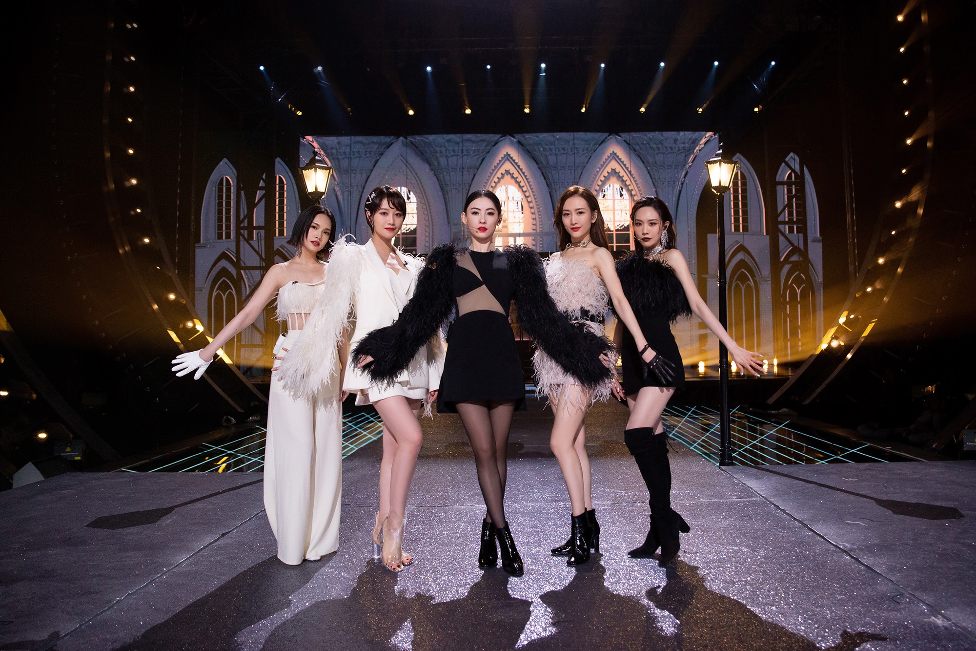 张柏芝亮相时装秀展示多套时尚穿搭被赞花园里的玫瑰仙子