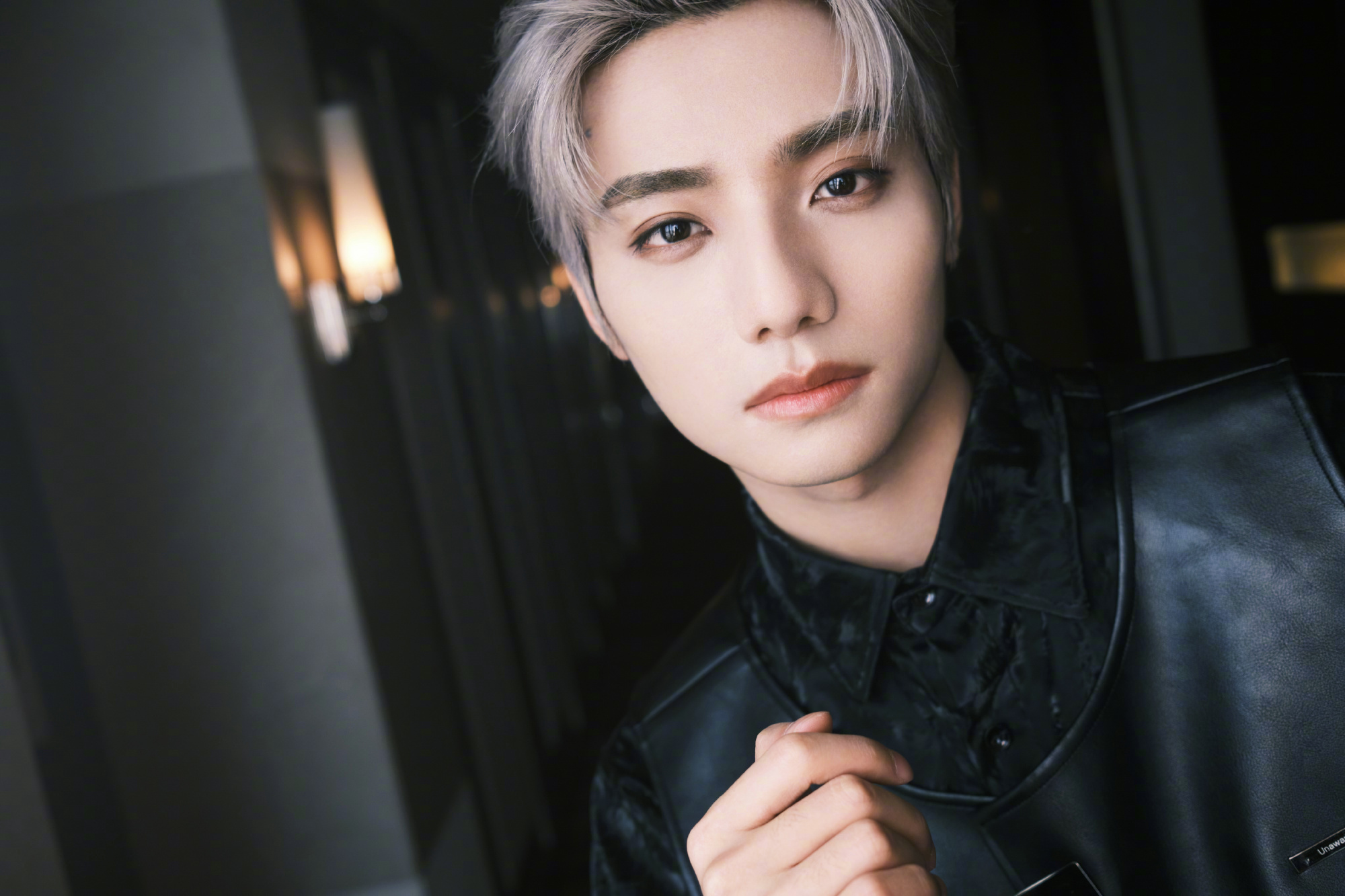 李振宁今日份和平精英超级杯造型 银发深深真的好帅!_高清图集_新浪网