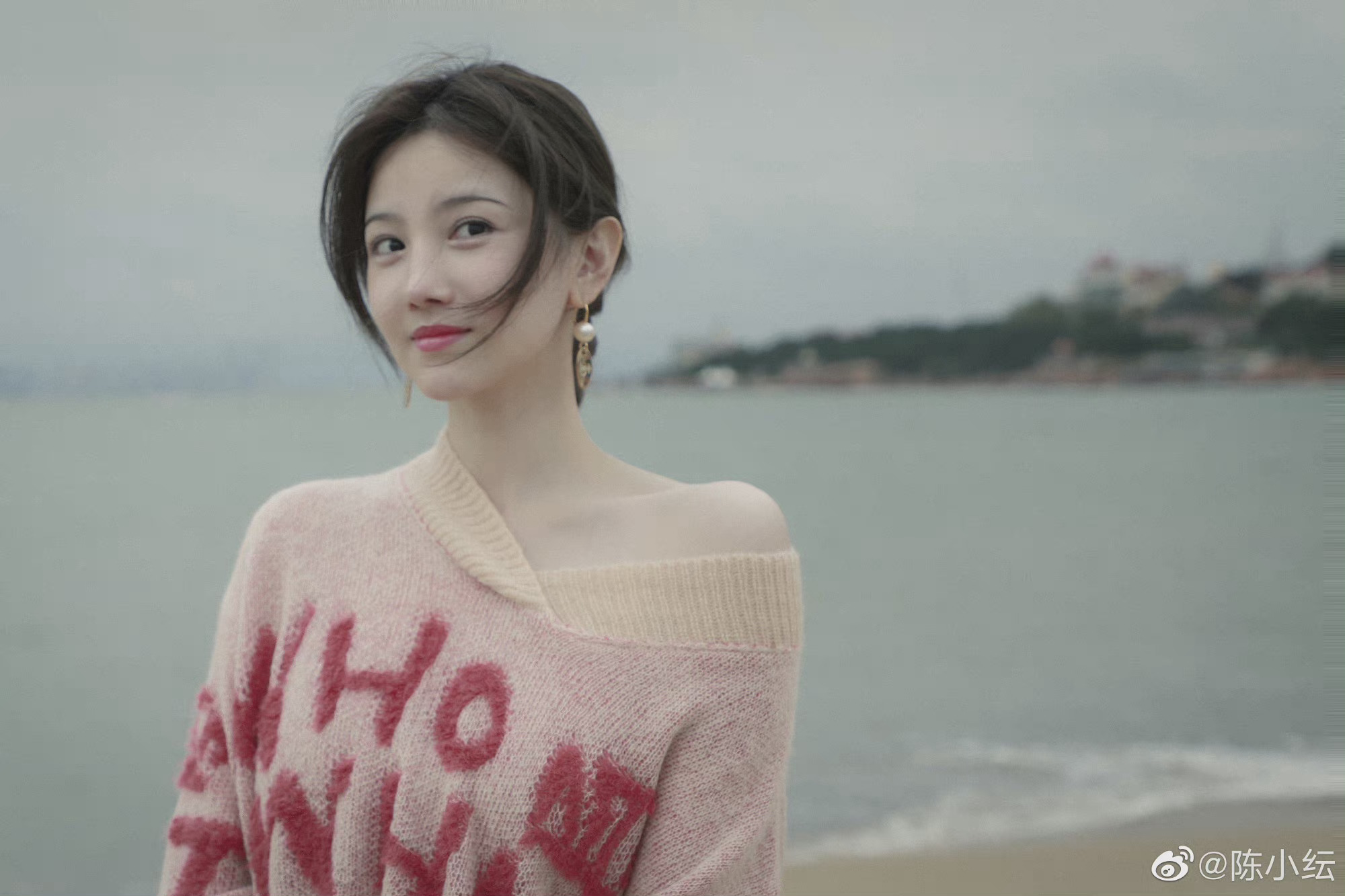 陈小纭晒库存照,海边写真清新自然,大片即视感,姐姐太美了吧……_高清