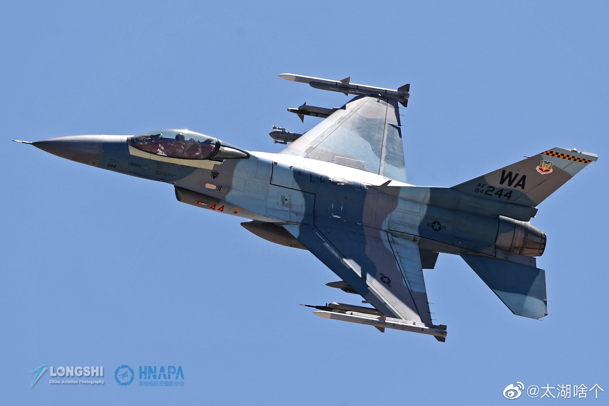 美国空军的 f-16c/d 战斗机拥有涂装"花花绿绿"的……__财经头条