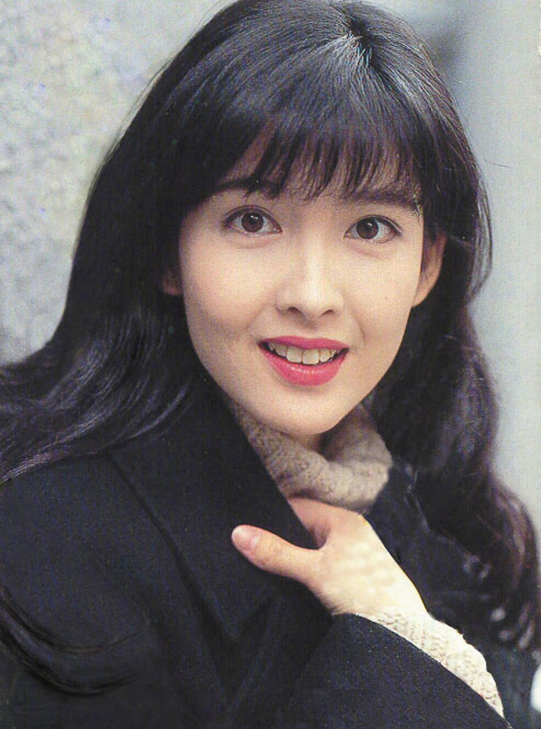 周慧敏 1990年代于香港乐坛当红的女歌手 被称为 玉女掌门人 周慧敏 1990年代于香港乐坛当红的女歌手 被称为 玉女掌门人