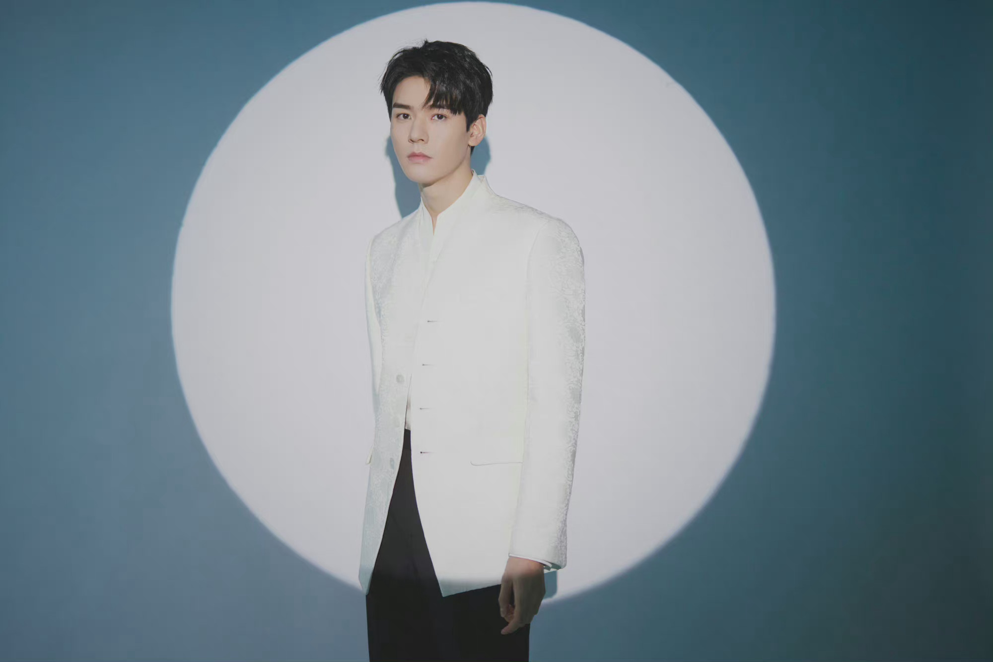 龚俊今日活动造型图 一身白色刺绣国风西装造型,绅士优雅……__财经