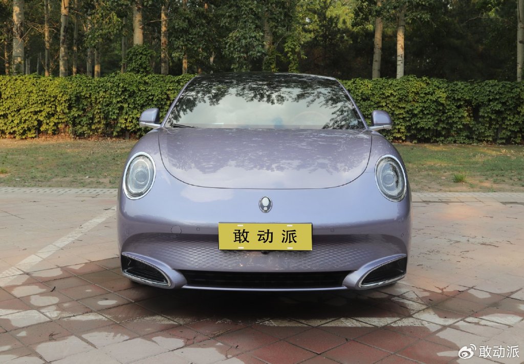 一,外观:一台标准的猫咪风格轿跑,尾翼这个"尾巴"是亮点