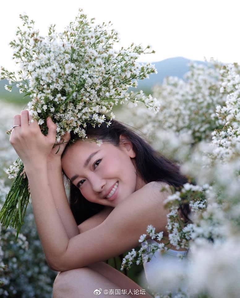 泰国女星月亮 姐姐花海拍写真 俏皮灵动