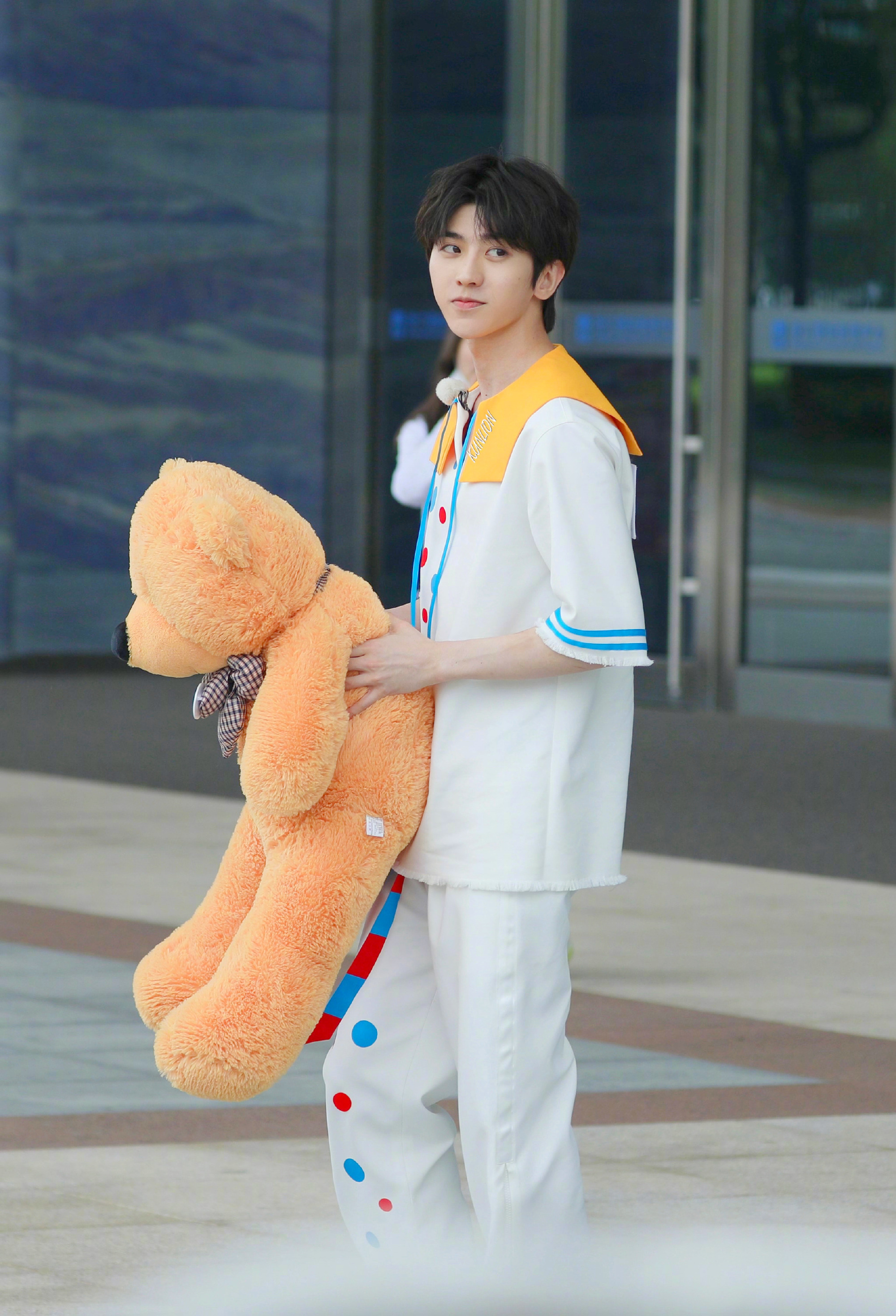 哈哈哈哈哈哈哈如果不说的话真的很难相信蔡徐坤手上抱的这个熊竟然和