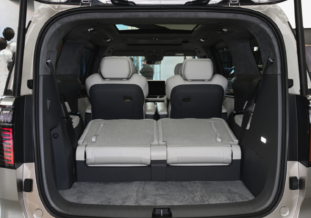 35万家用MPV怎么选?丰田赛那对比极氪009谁更强？