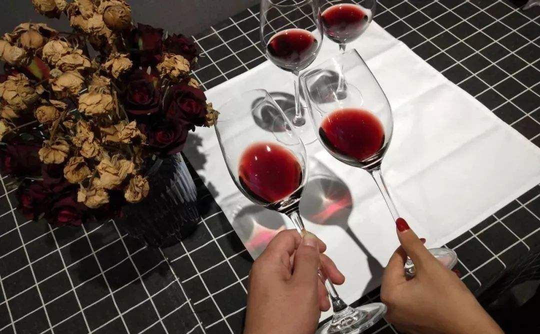 喝红酒时为什么要先摇一摇酒杯看完真是涨见识啊
