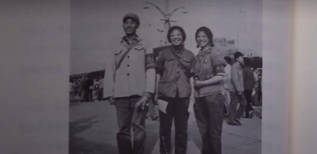 为抢救被卷走的电线杆，他跳进了湍急的洪水中休闲区蓝鸢梦想 - Www.slyday.coM
