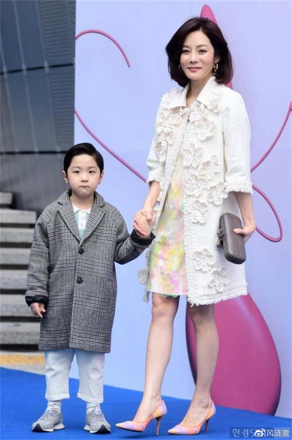 蔡琳和柳真分别带娃参加时装周,两个孩子都像爸爸,堪称基因复制|柳真