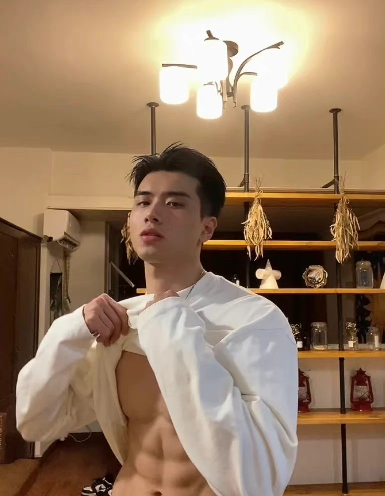 奶白色的腹肌好棒, 喜欢这样精瘦的帅哥吗? 图:-帅呆