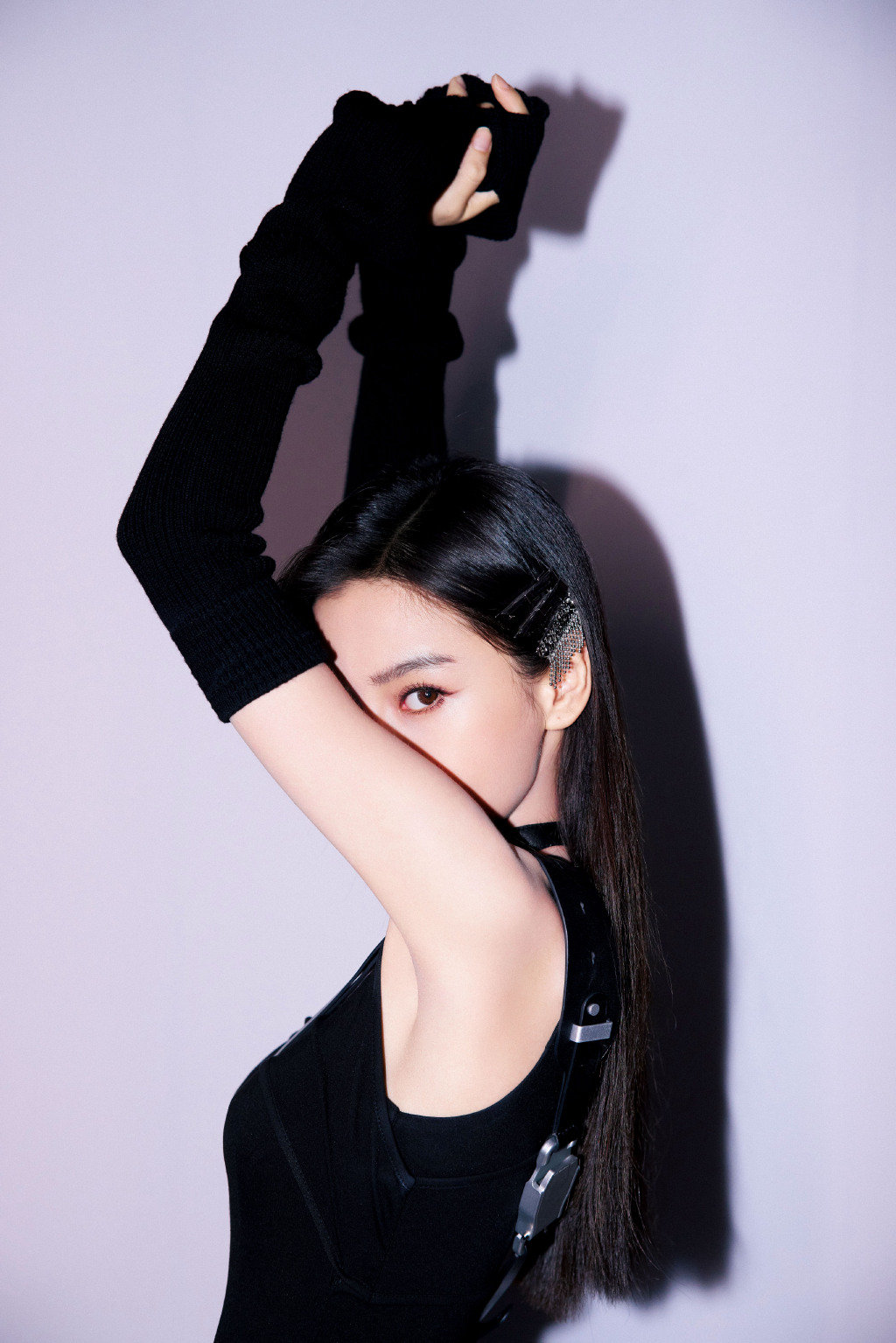 angelababy 身穿黑色吊带工装裙,黑长直造型配红唇