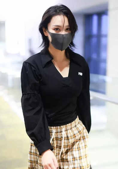 军嫂张馨予梳大背头变霸总穿深v衫走机场眼神犀利身材真极品