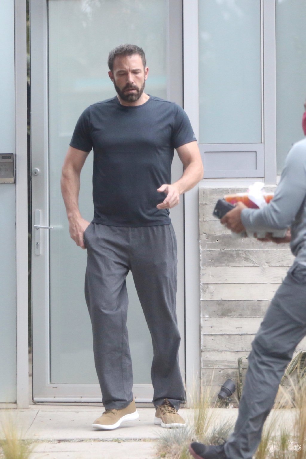 蝙蝠侠本阿弗莱克出街照瘦回190斤型男身材脖子回来啦