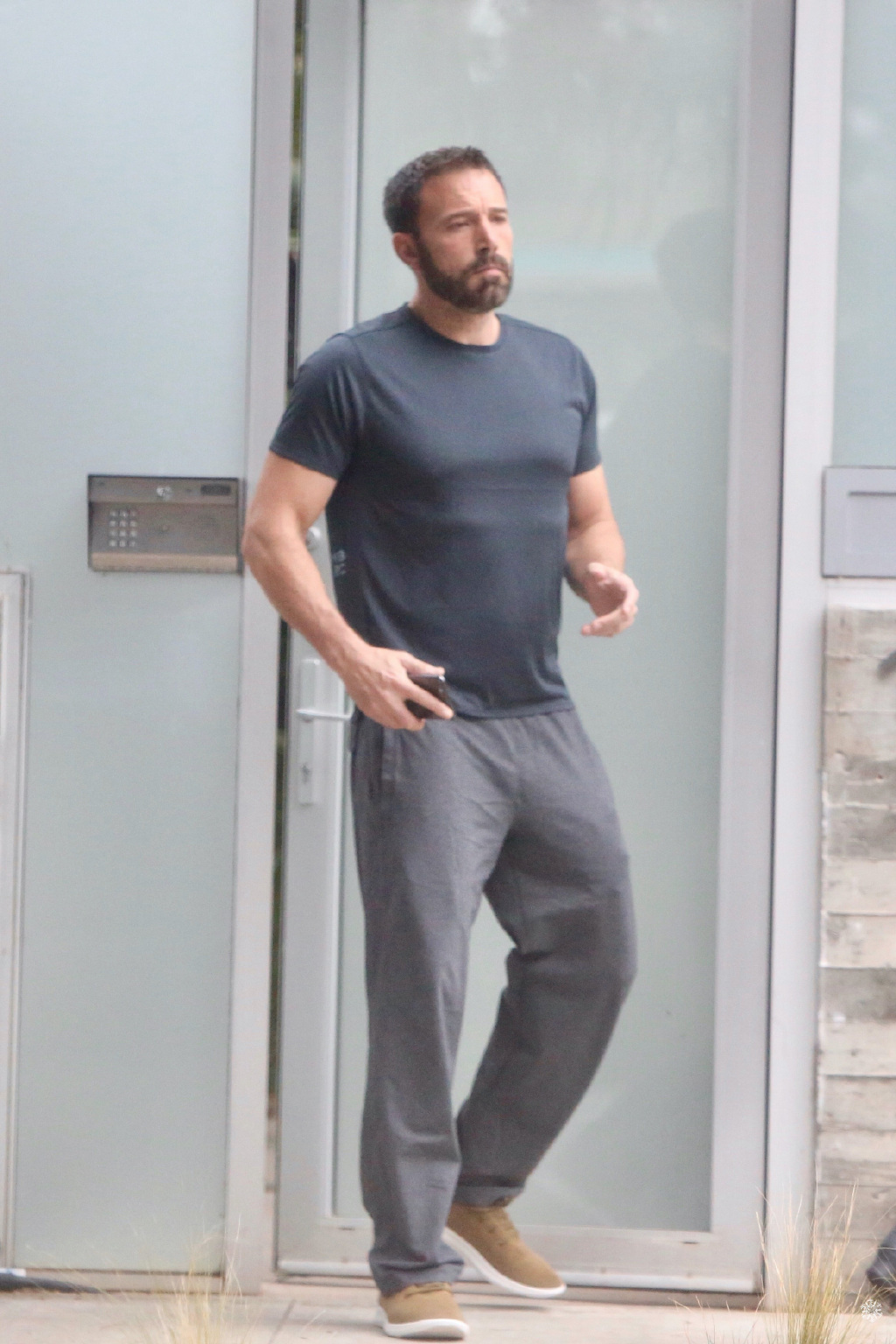 蝙蝠侠本阿弗莱克出街照瘦回190斤型男身材脖子回来啦