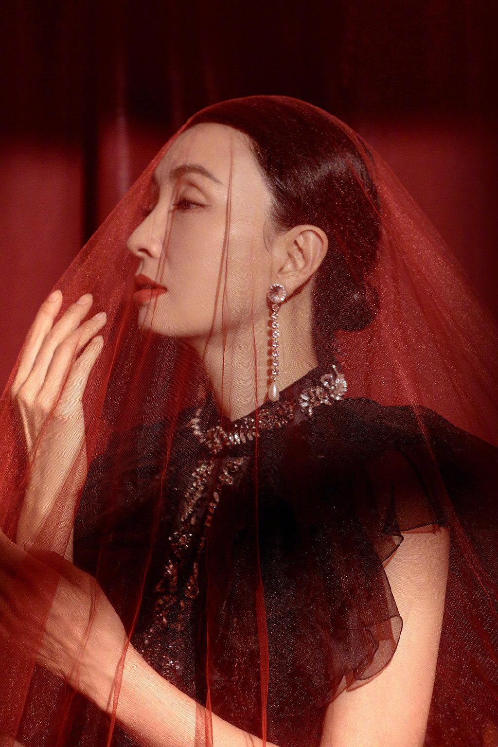 小陶虹一身prada黑色礼裙,精致红唇美妆,钻石珍珠耳环