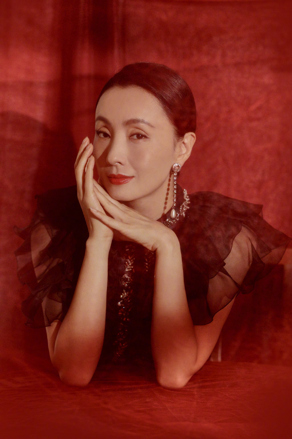 小陶虹一身prada黑色礼裙精致红唇美妆钻石珍珠耳环