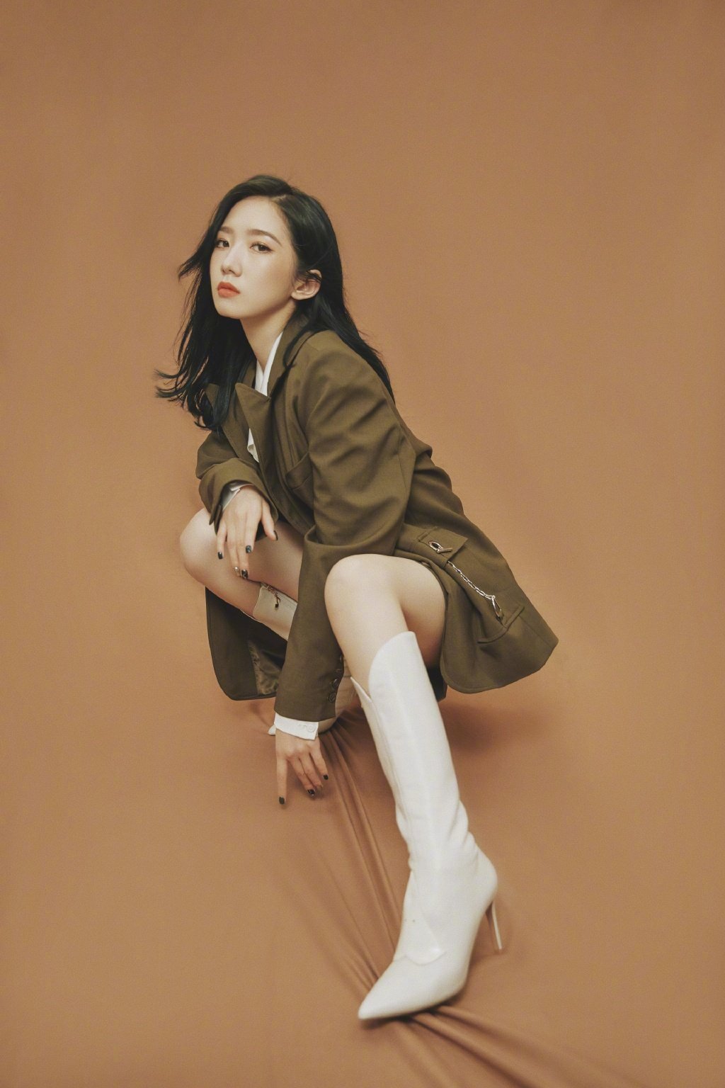 孟美岐身着军绿色廓形西装搭配白色长靴简洁又利落