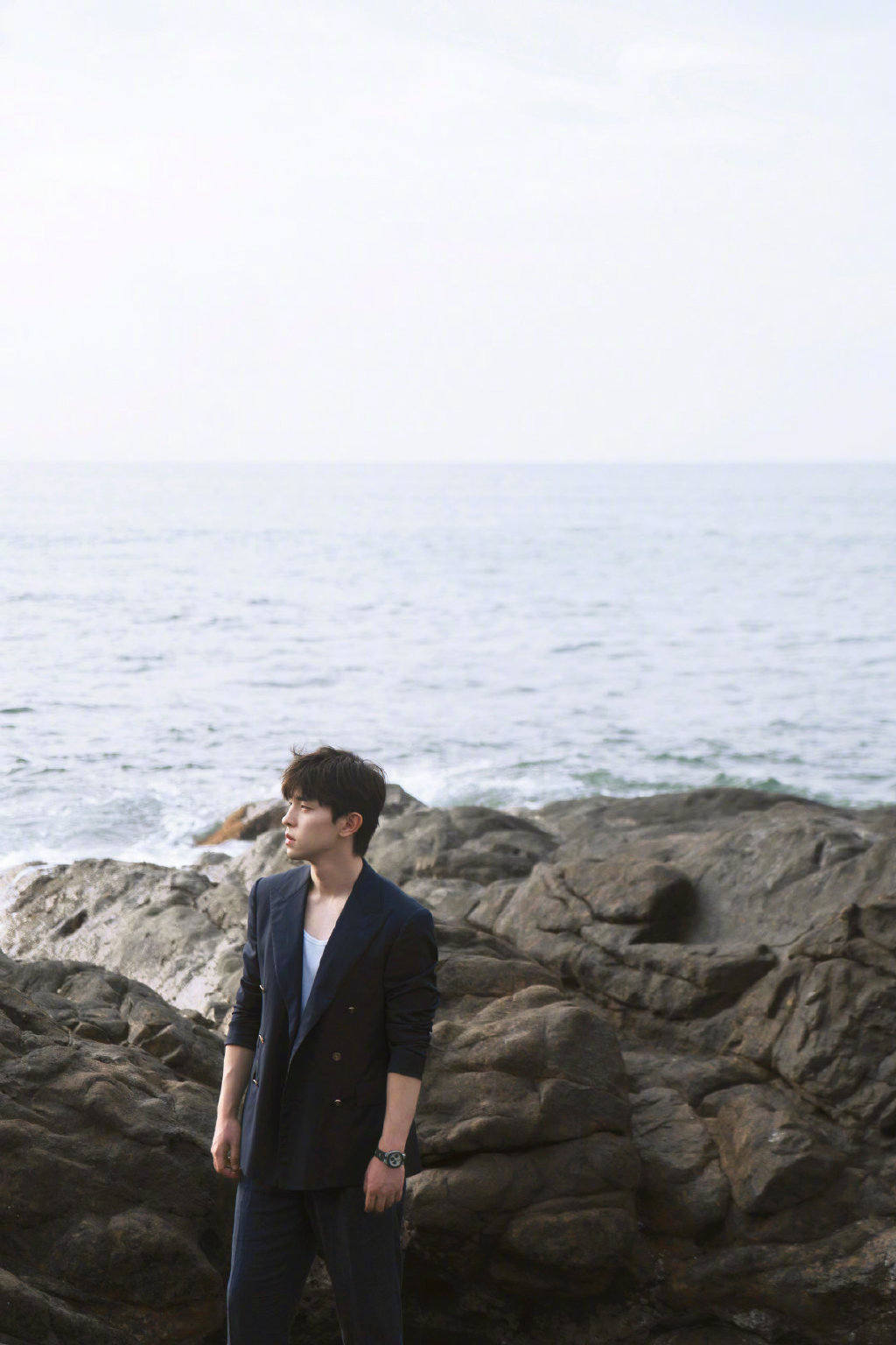 邓伦最新写真,自带海风咸咸得味道