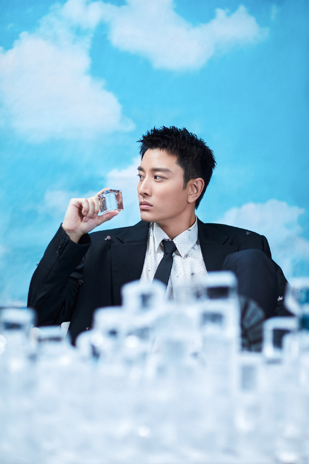 贾乃亮身着黑色金属logo西装点缀耀眼星光……_高清图集_新浪网