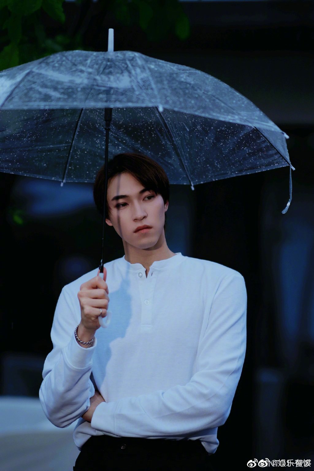 8月9日,@into1-赞多 分享了一组清冷风撑伞写真,照片中……_高清图集