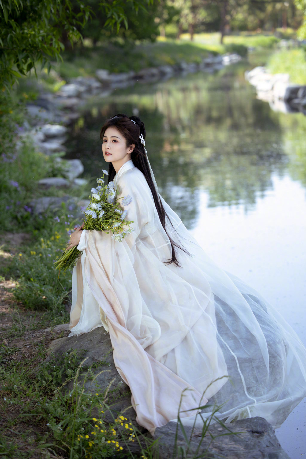 白鹿一袭白衣古风唯美