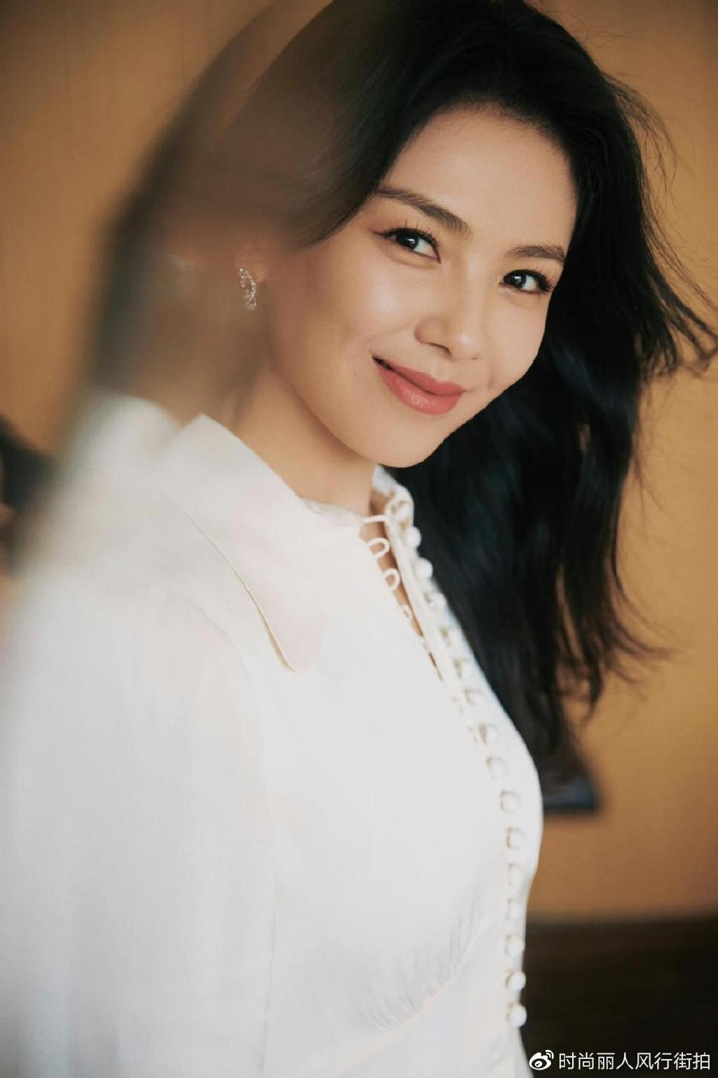 刘涛白色衬衫搭配绿色半身裙，减龄时髦还清爽休闲，不像有41岁_发型