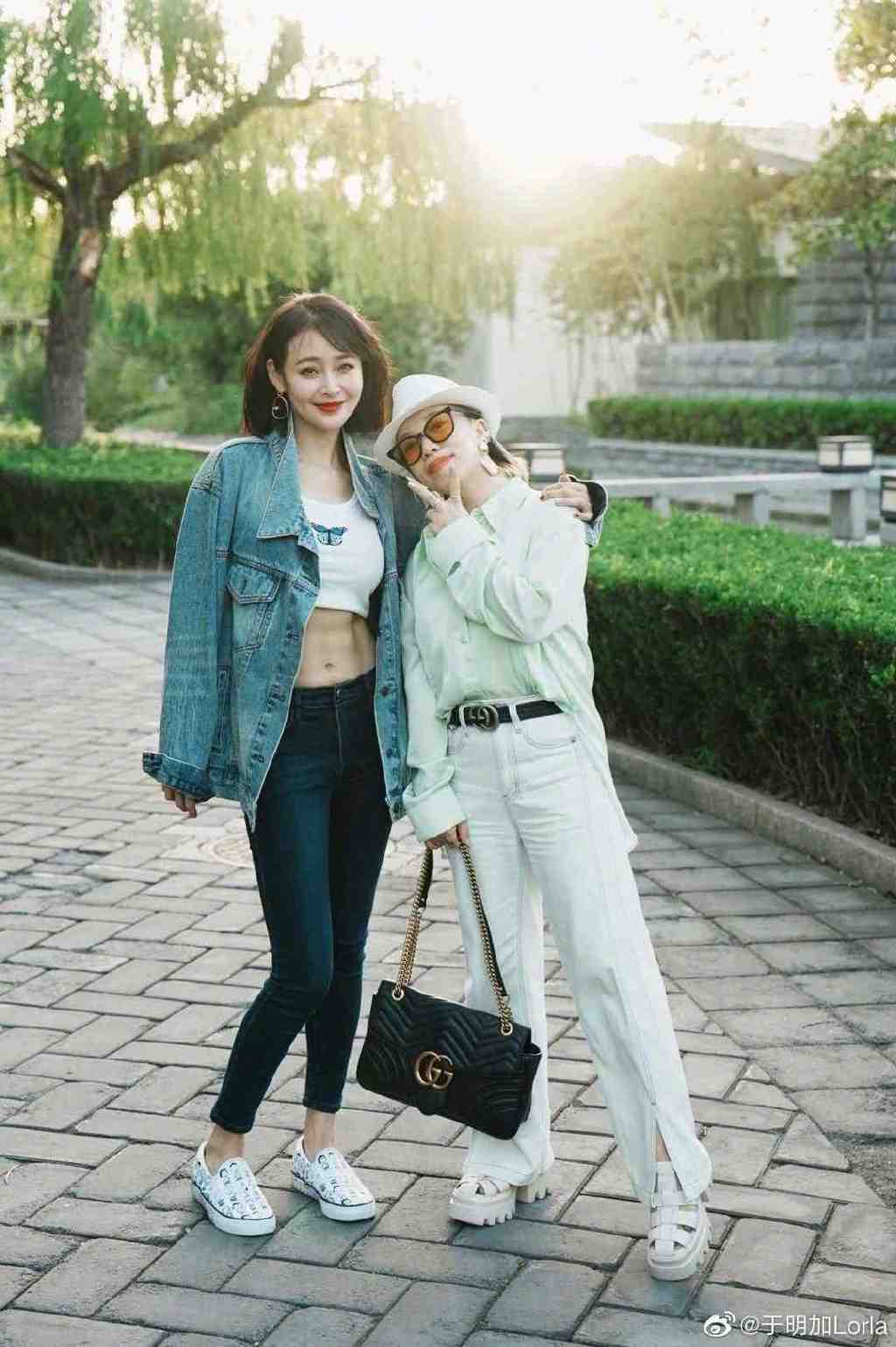 “贵姐”于明加晒齐肩短发照，穿小背心秀六块腹肌，两女儿颜值高休闲区蓝鸢梦想 - Www.slyday.coM