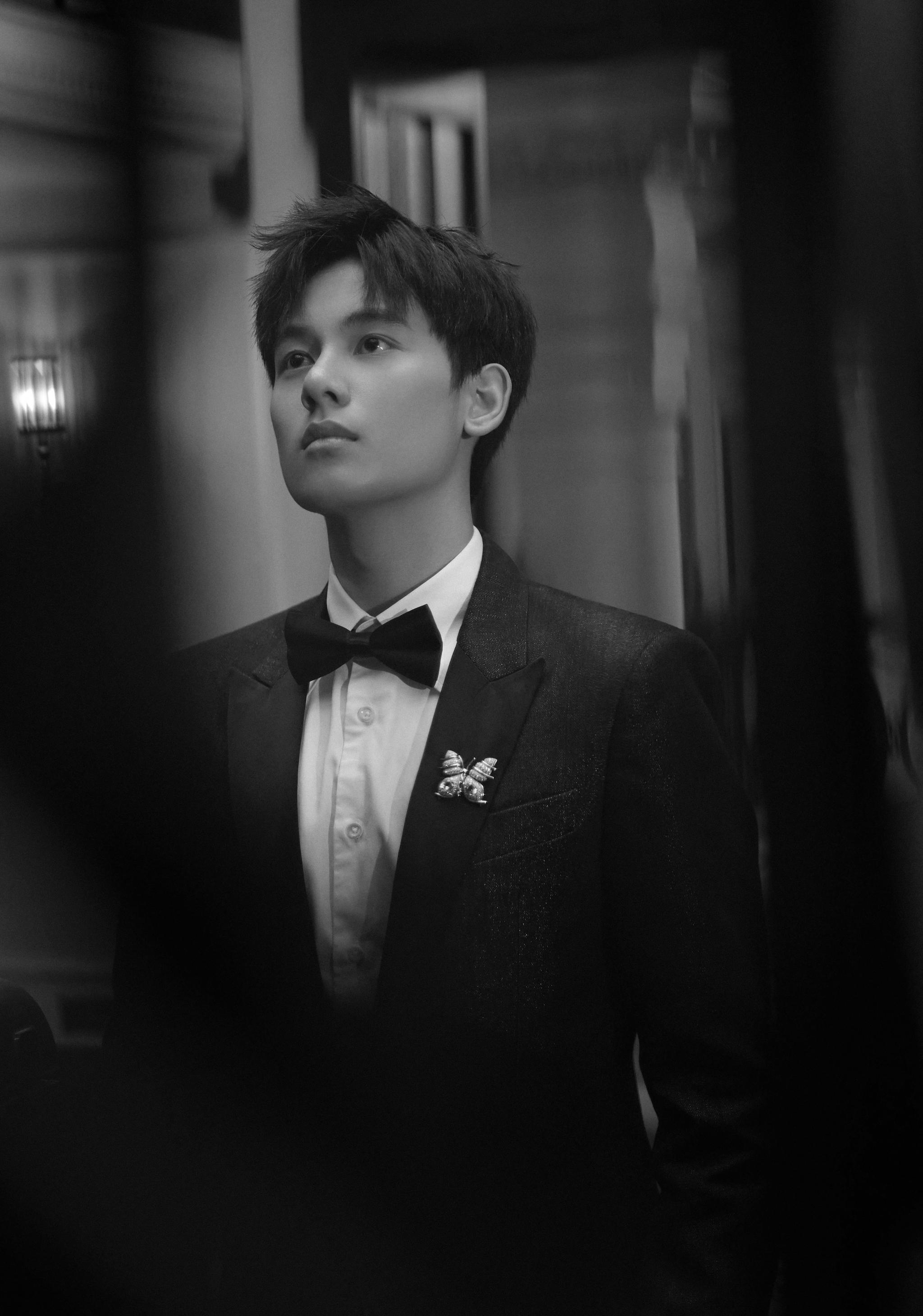 今晚上海国际电影节,胡先煦全黑暗夜风格套装亮相……__财经头条