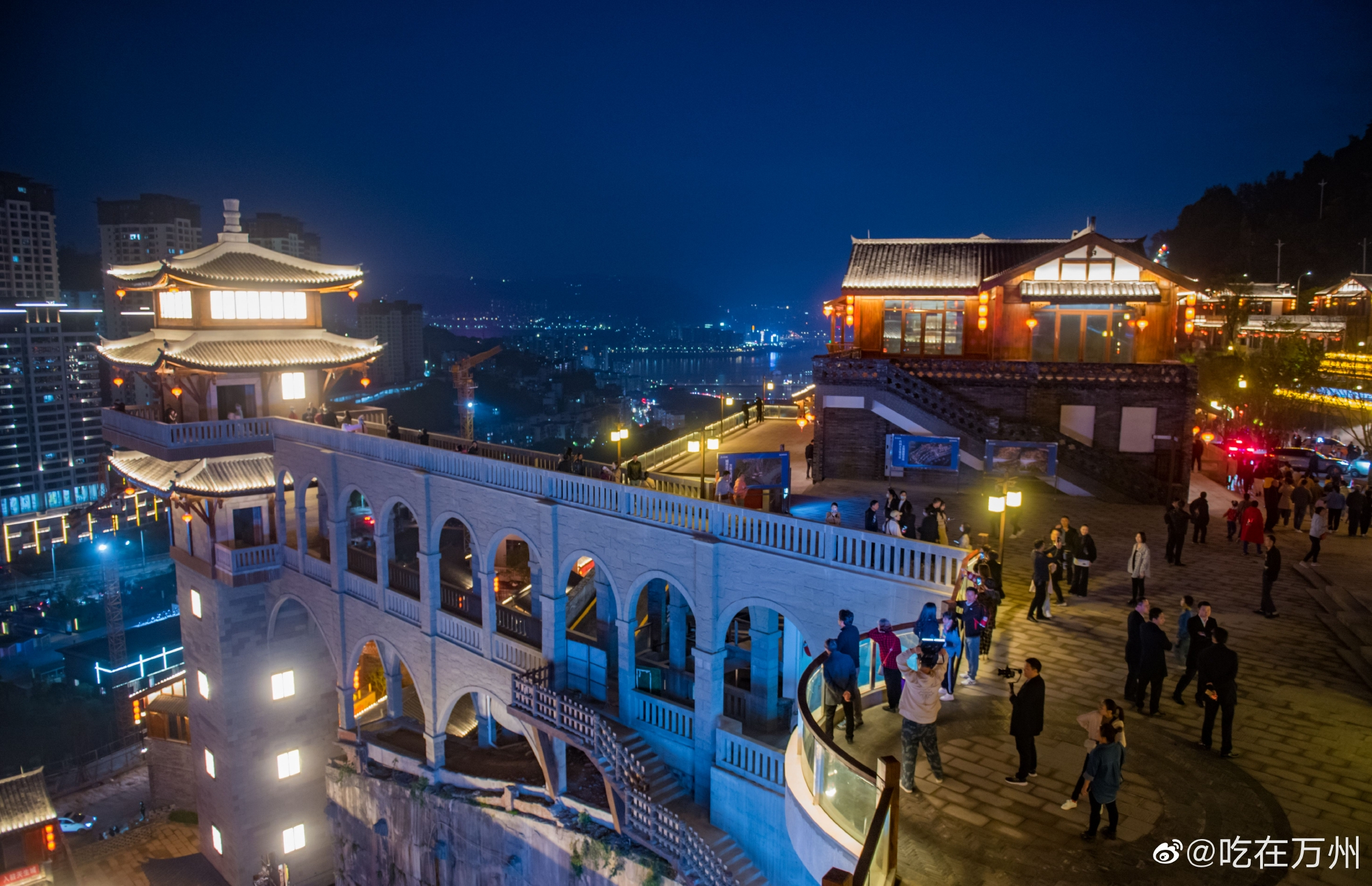 万州古色古香的天生城文旅街区,最近可谓是火出了圈,夜色阑珊