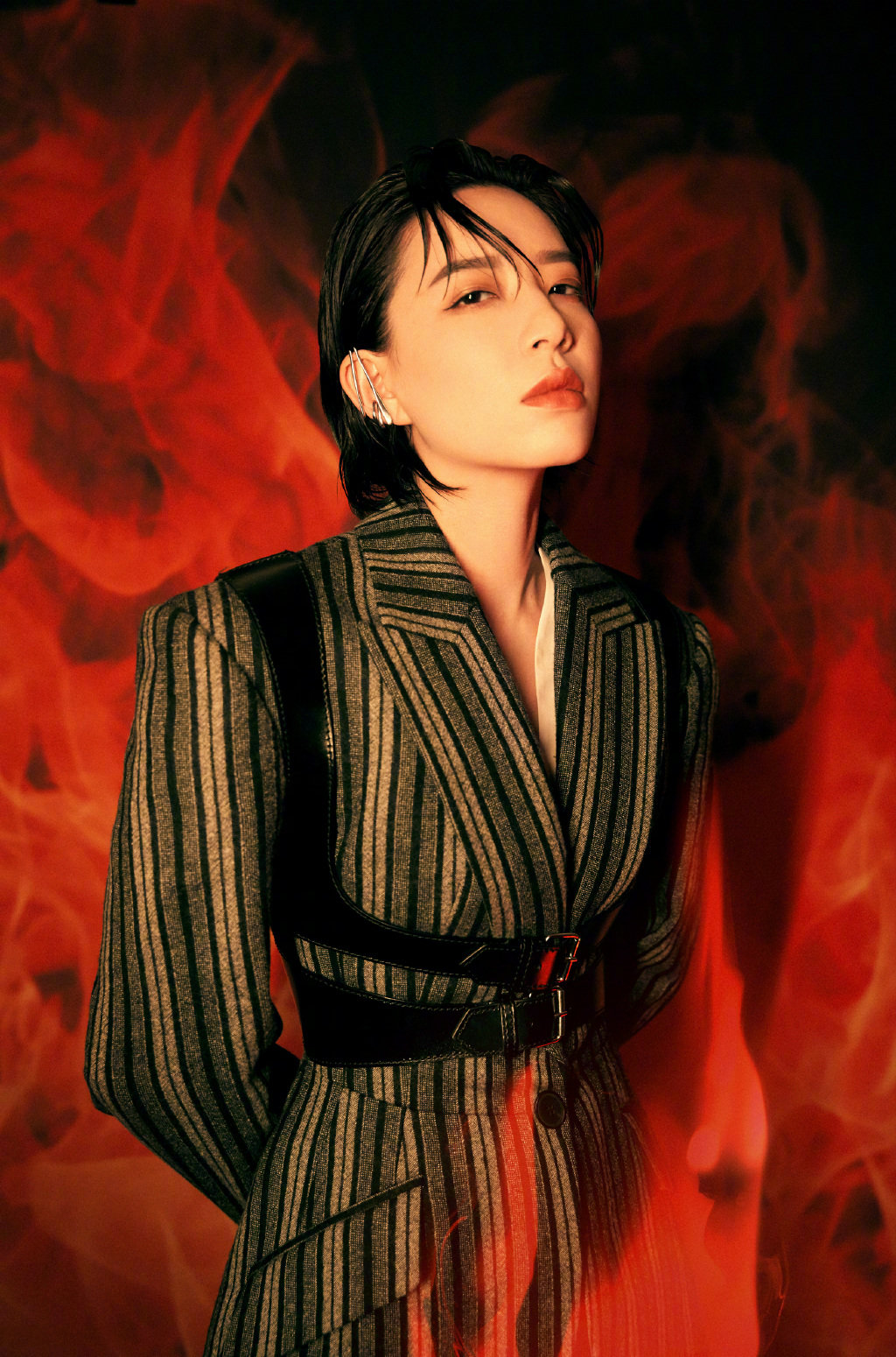 李斯丹妮身着收腰的条纹西服,皮革背带装饰,湿发搭配v领衬衫_高清图集