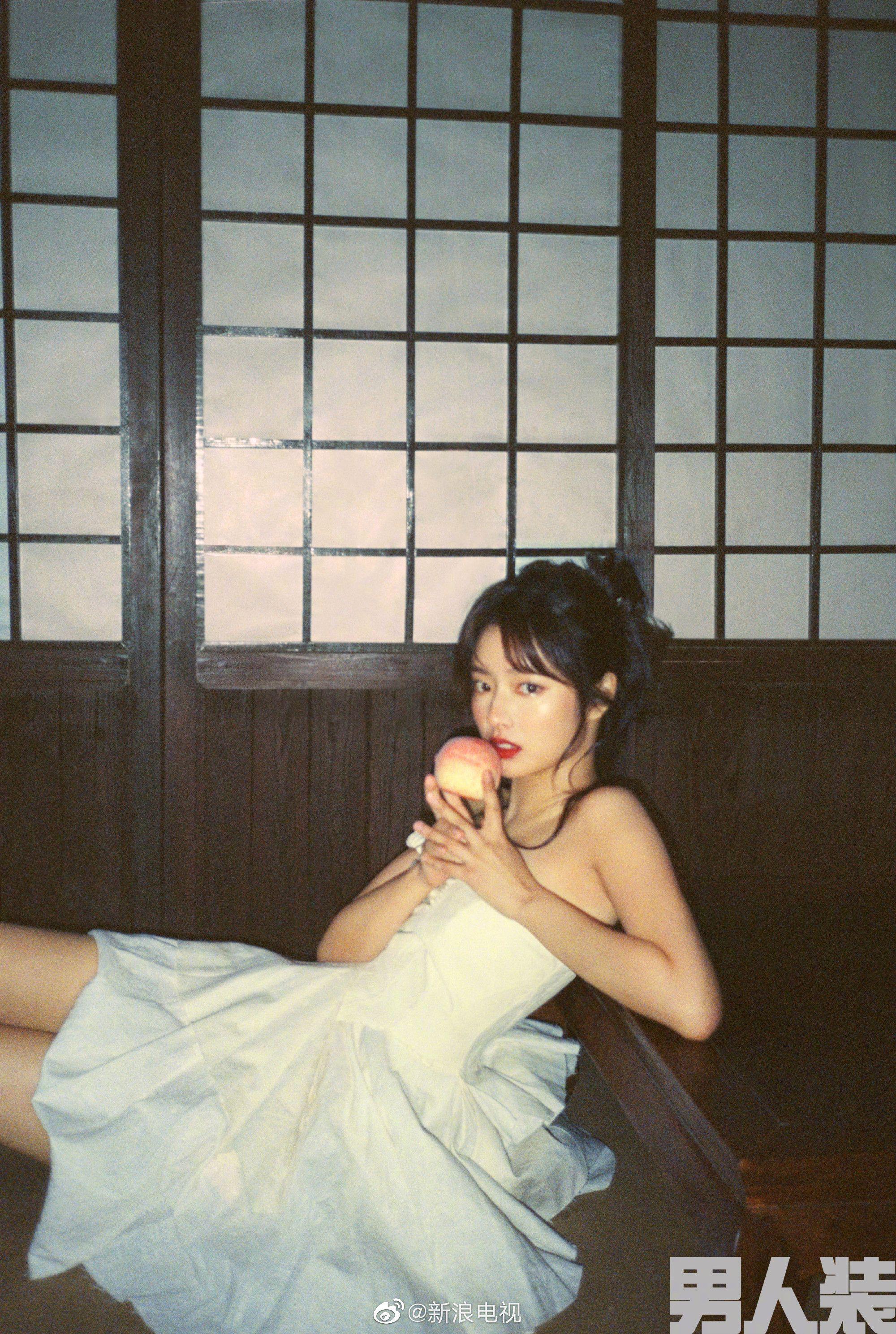 今日大片曝光,@徐若晗cici 或身穿白色抹胸裙,或着丝绒印花裙