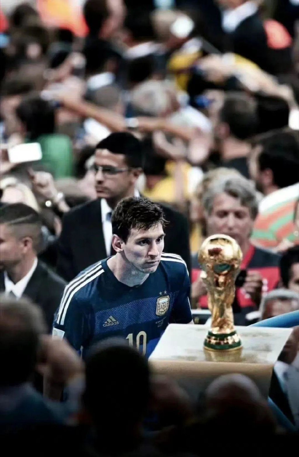 梅西曾深情凝望大力神杯也就是在这次比赛后让梅西和他的阿根廷队再度