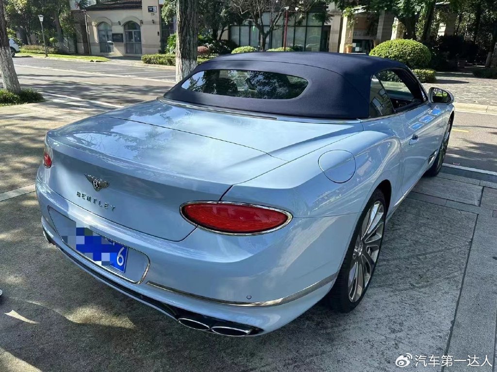 宾利欧陆gtcv8mulliner版炫蓝外观和双色内饰