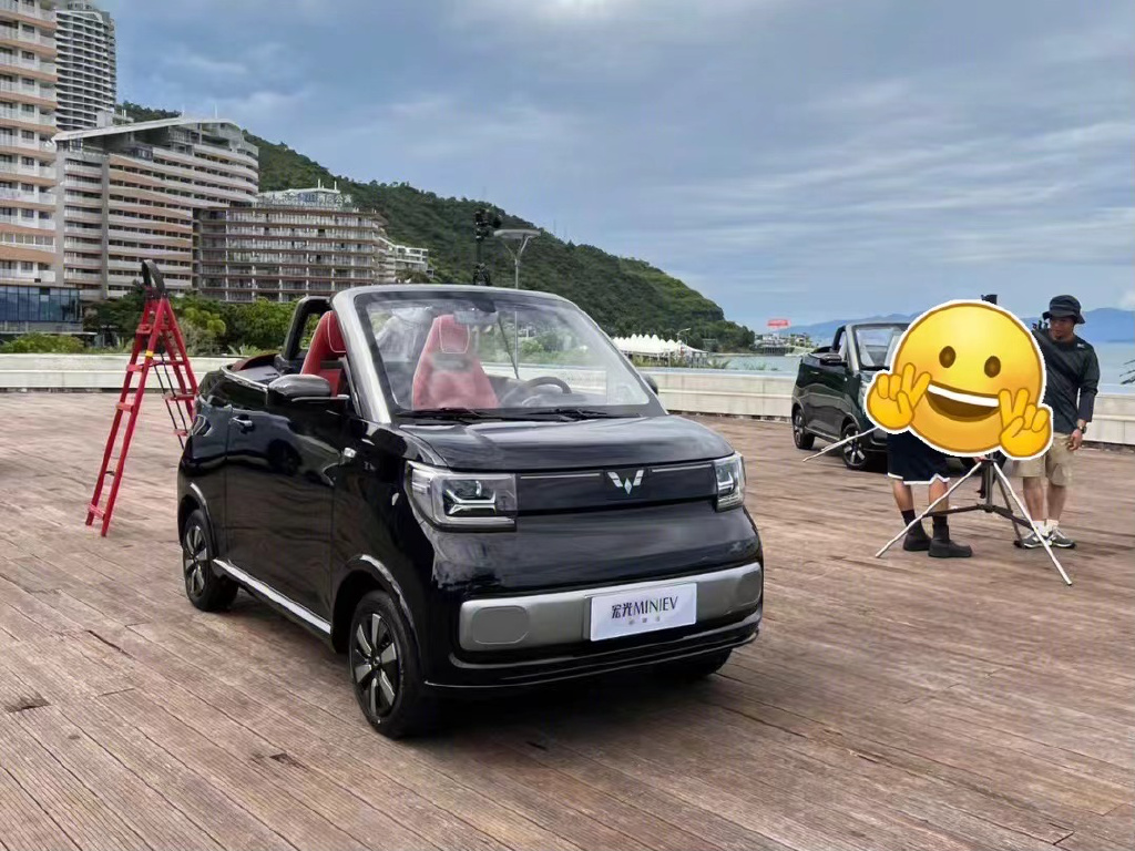 年轻人的第一辆敞篷五菱宏光miniev敞篷版现身拍摄广告片