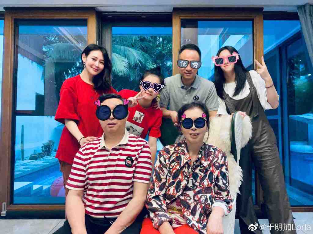 “贵姐”于明加晒齐肩短发照，穿小背心秀六块腹肌，两女儿颜值高休闲区蓝鸢梦想 - Www.slyday.coM