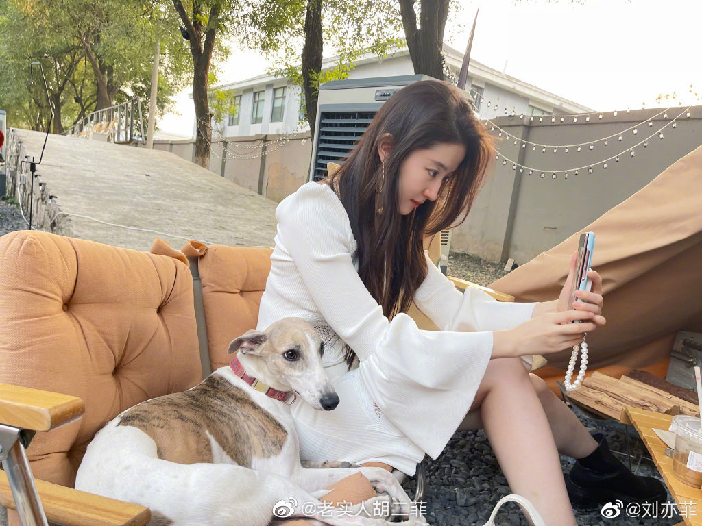 刘亦菲白t牛仔裙随拍,九敏!