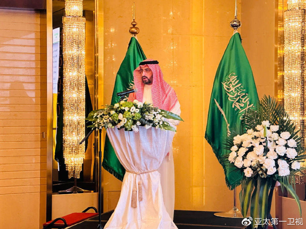 与年轻沙特举行旗子的KSA国庆节商标 向量例证. 插画 包括有 庆祝, 问候, 团结, 装饰, 象征, 文化 - 101993646