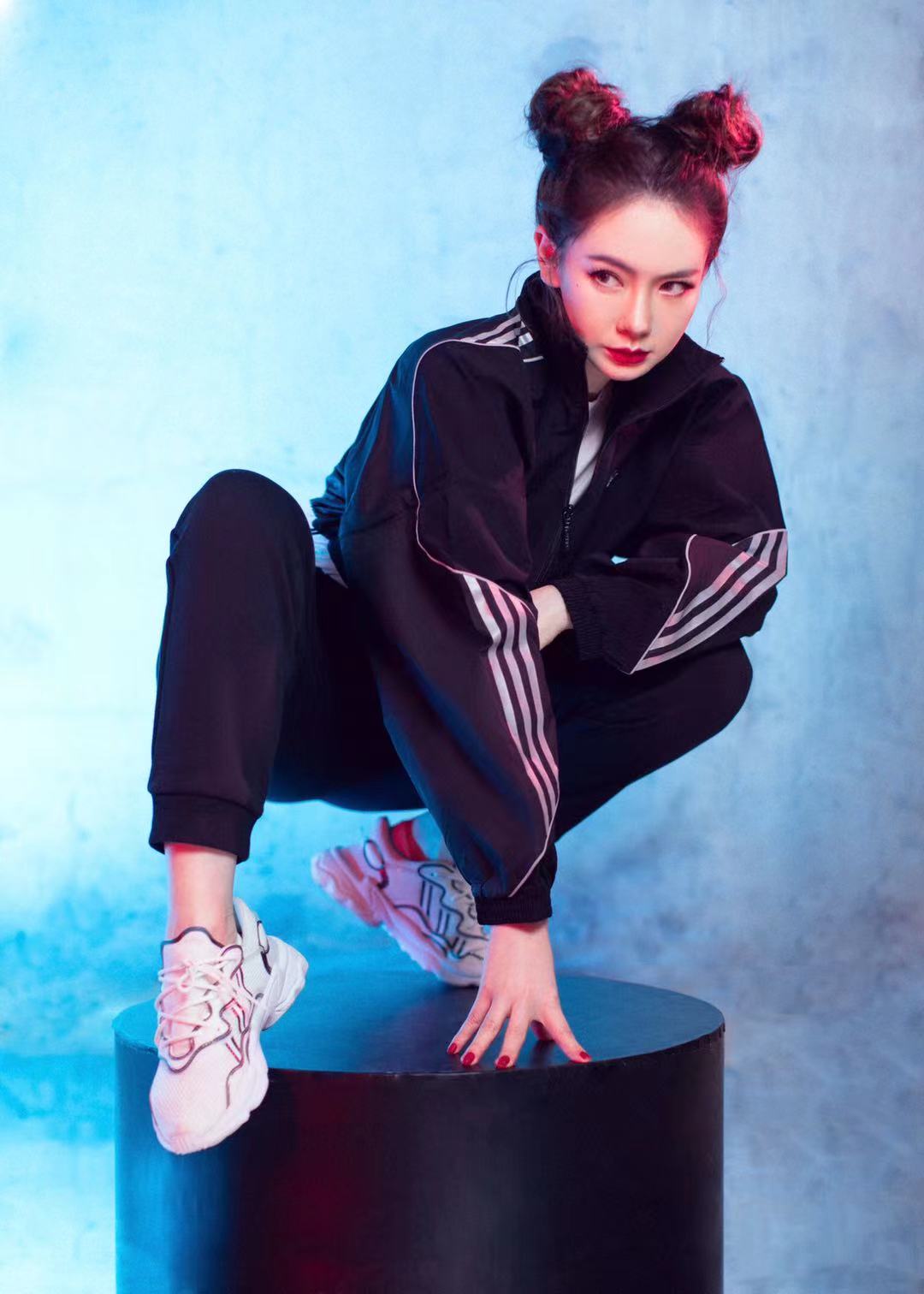 编发,超好看,哪吒头也是不错的选择,发型上比较佩服戚薇是因为戚薇