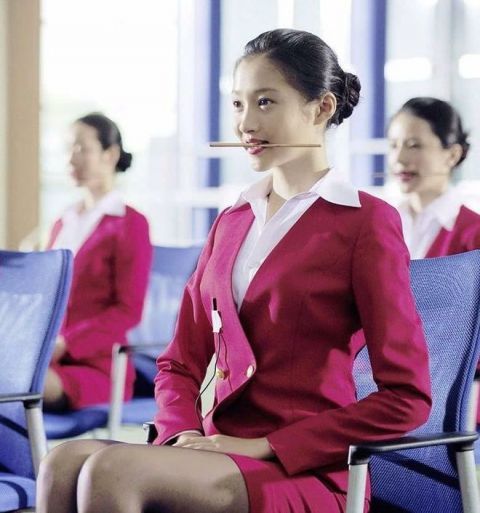 王牌对王牌关晓彤再现空姐造型明艳动人