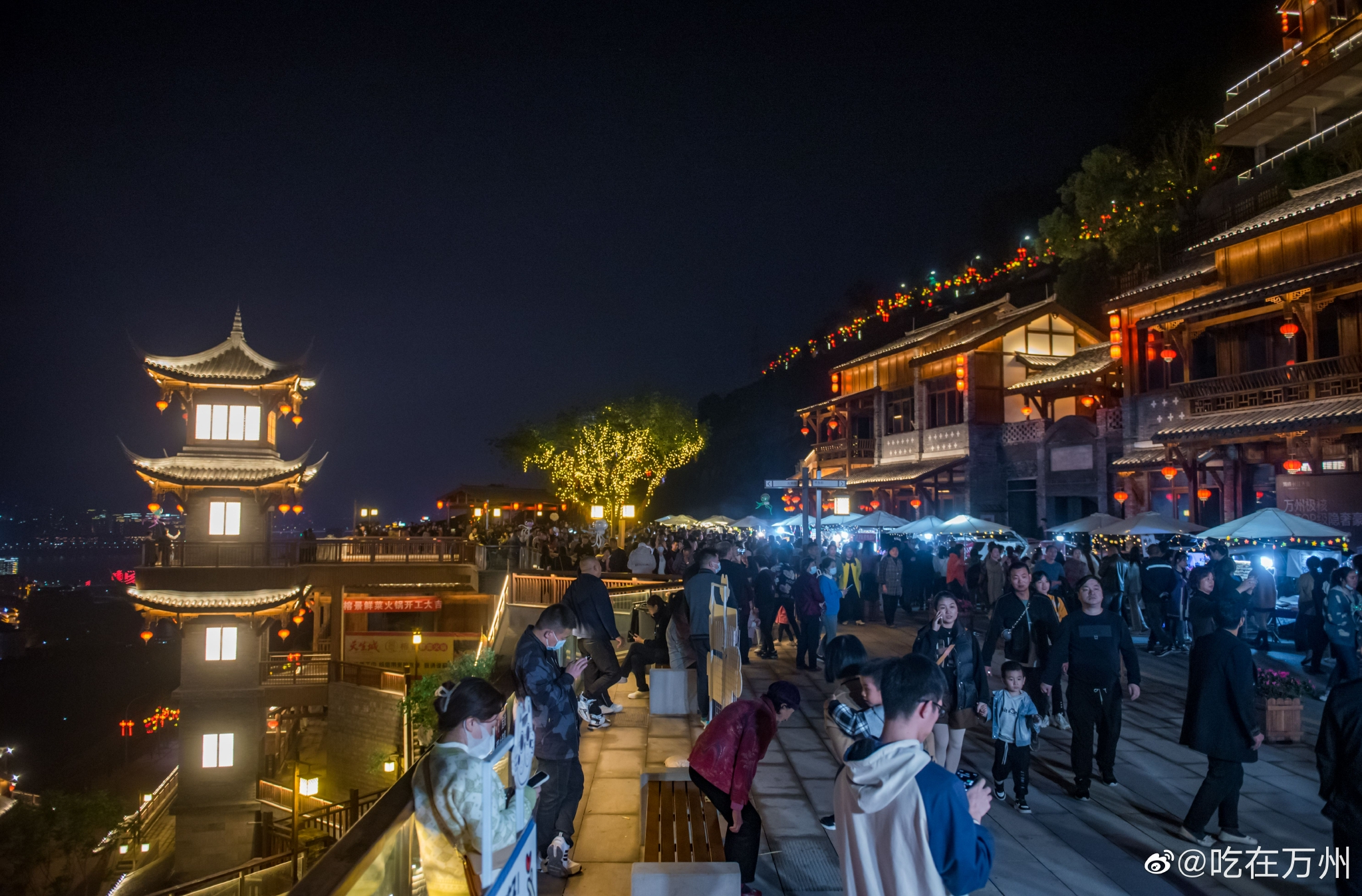 万州古色古香的天生城文旅街区,最近可谓是火出了圈,夜色阑珊